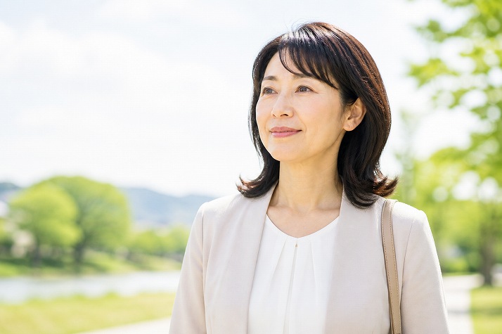 前向きな表情で読者に寄り添う50代女性医療事務のイメージ