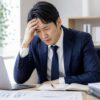40代でリストラされ今後の行動に悩む男性の様子