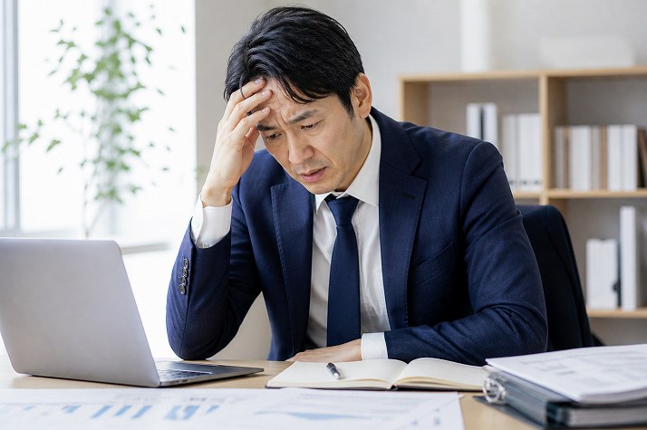 40代でリストラされ今後の行動に悩む男性の様子
