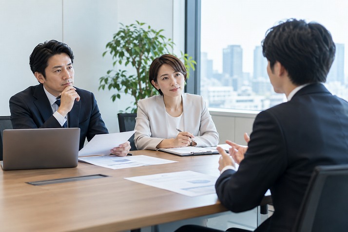 社内SE転職の面接で仕事内容を確認する応募者と面接担当者